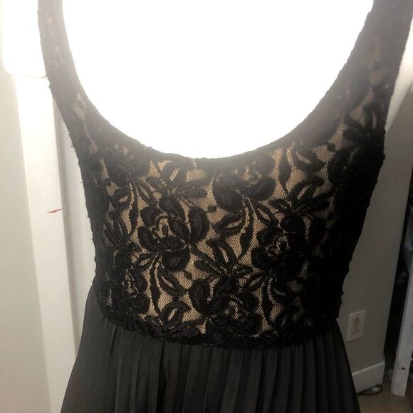 Bebe Lace Pleated Dress Size Medium - Picture 6 of 11